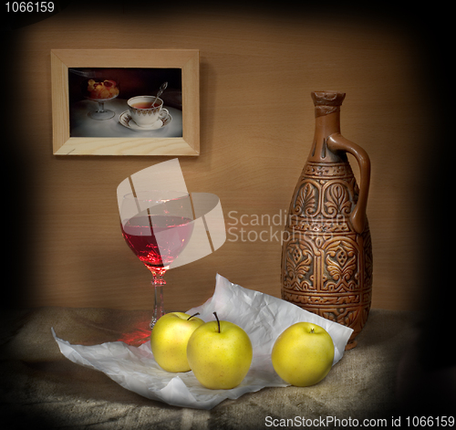 Image of Glass of wine and apples