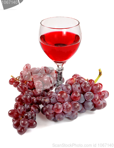 Image of Glass of red wine and grapes clusters