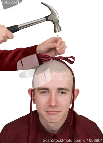 Image of To the young man hammer a bow to a head
