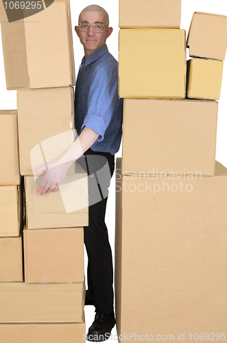 Image of Messenger clamping between cardboard boxes