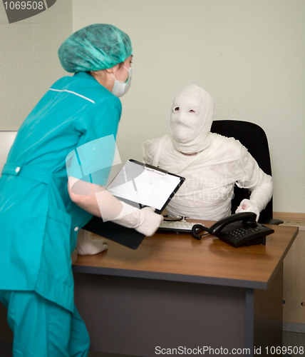 Image of Patient similar to a mummy and the doctor