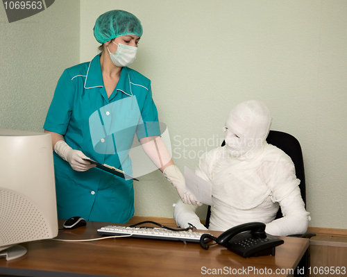 Image of Patient similar to a mummy and the doctor