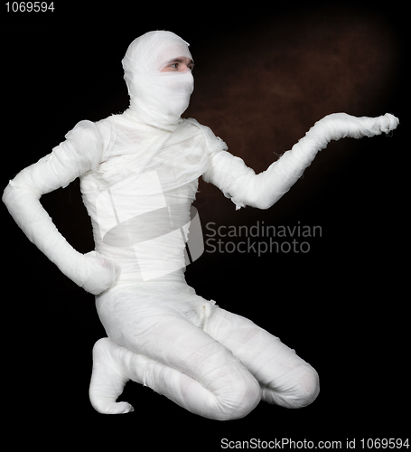 Image of Man in bandaget