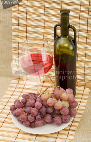 Image of Grapes and wine on mat