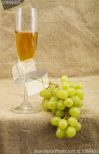 Image of Wineglass with wine and grapes