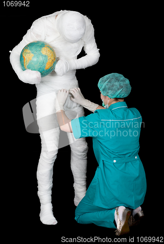 Image of Doctor to nurse on bandaged patient