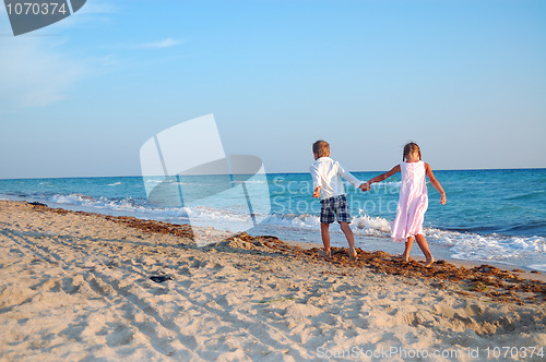 Image of kids walking along the beach together