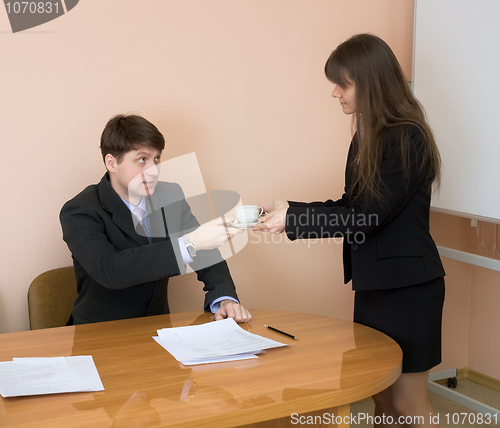 Image of Secretary gives a cup to the chief