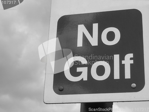 Image of no golf sign b/w