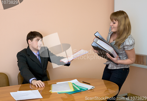 Image of Secretary gives a folders to the chief