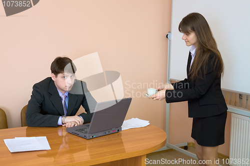 Image of Secretary gives a cup to the chief