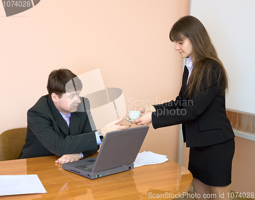 Image of Secretary gives a cup to the chief