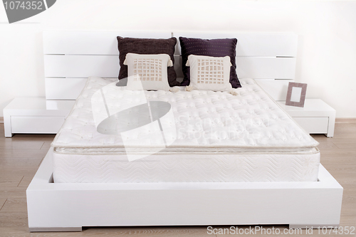 Image of Elegant fancy white bedroom