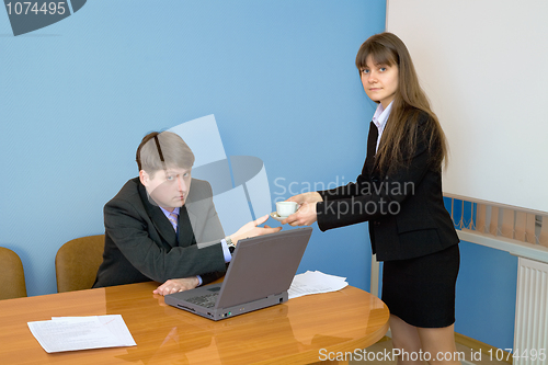 Image of Secretary gives a cup to the chief