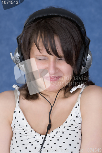 Image of Lady make a wry face in earphones