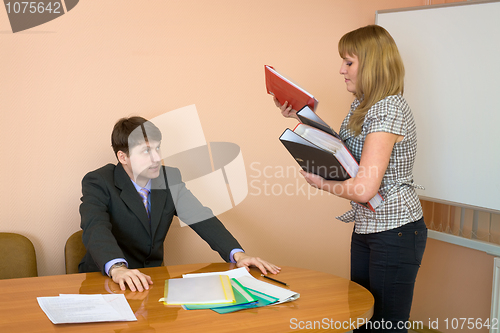 Image of Secretary gives a folders to the chief