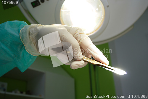 Image of scalpel in surgeon's hand