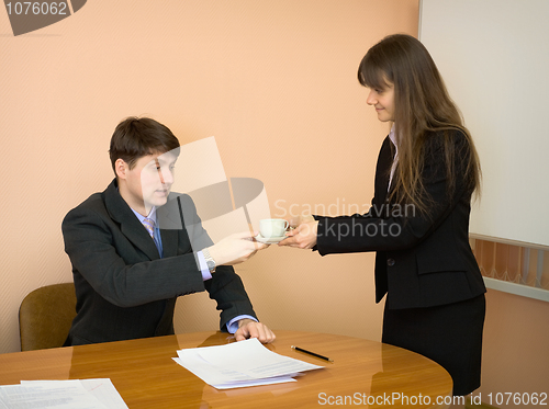 Image of Secretary gives a cup to the chief