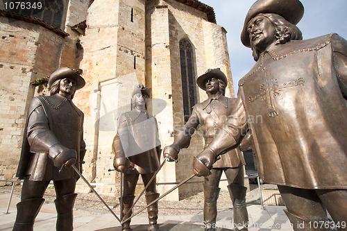 Image of Statues of D'Artagnan and the three musketeers.