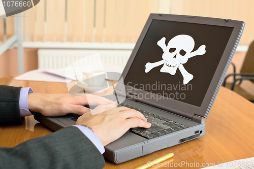 Image of Laptop with pirate software