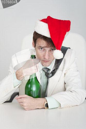 Image of Young man celebrates Christmas at office