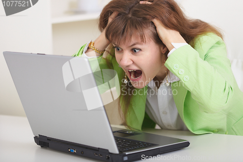 Image of Woman disappointed with dialogue in Internet