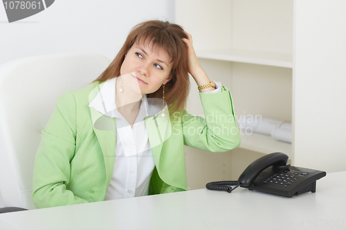 Image of Woman it is puzzled scratches in nape thinking of something