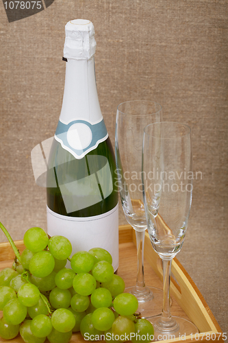 Image of Sparkling wine with grapes and wine glasses