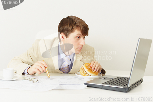 Image of Young person is going to have dinner sandwich at office