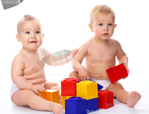 Image of Two children play with building bricks
