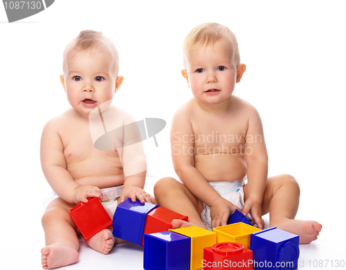 Image of Two children play with building bricks