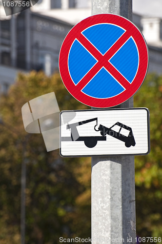 Image of Tow away zone sign.