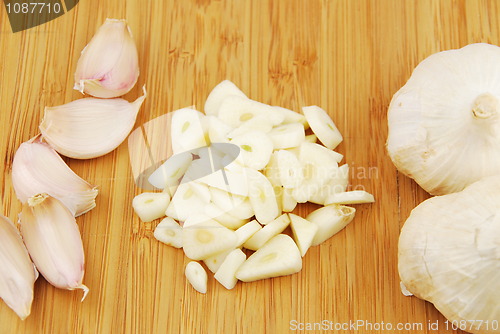 Image of Garlic preparation ways on a cutting board