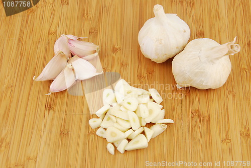 Image of Garlic preparation ways on a cutting board