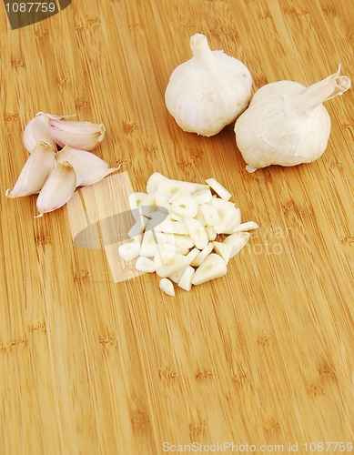 Image of Garlic preparation ways on a cutting board