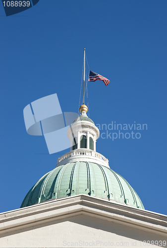 Image of US flag at half mast on courthouse