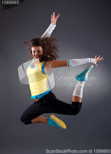 Image of hip hop dancer jumping 