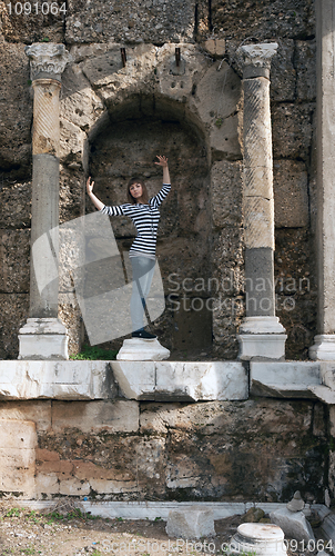 Image of The girl in the ruins