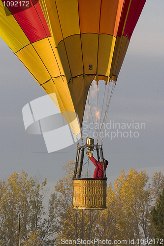 Image of hot air balloon, solo pilot