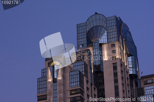 Image of top of San Francisco skyscraper hotel at dawn