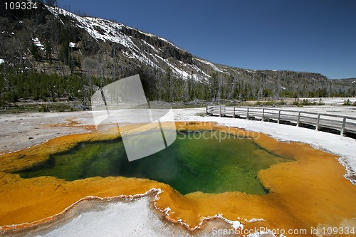 Image of emerald pool in yellowstone national park
