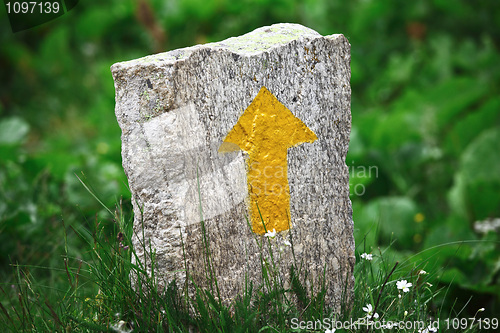 Image of yellow stone arrow sign