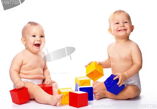 Image of Two children play with building bricks