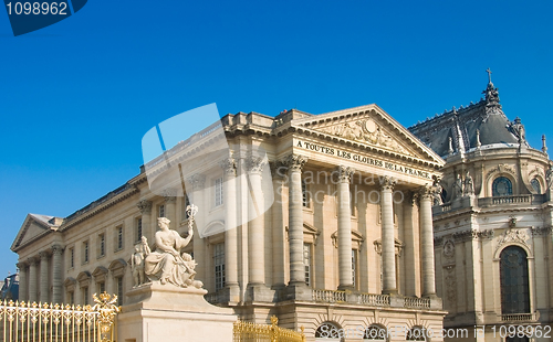 Image of Palace and statue in Versailles