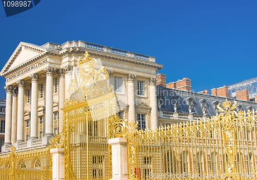 Image of Versailles Palace facade and golden fence