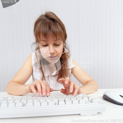 Image of A woman to work with the computer keyboard