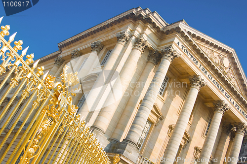 Image of Palace facade and golden gate in Versailles