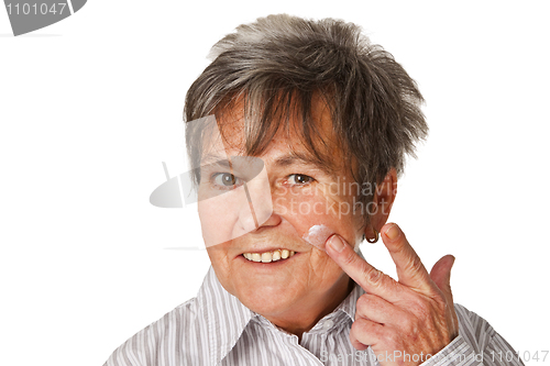 Image of Applying lotion on face