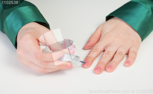 Image of Woman paints to itself nails