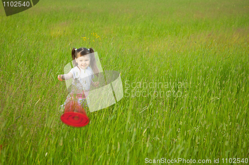 Image of Little girl starts a flying disk